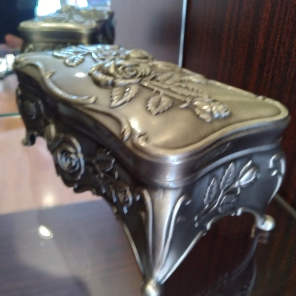 Metal Jewelry Box Roses Theme - Picture 5 of 7
